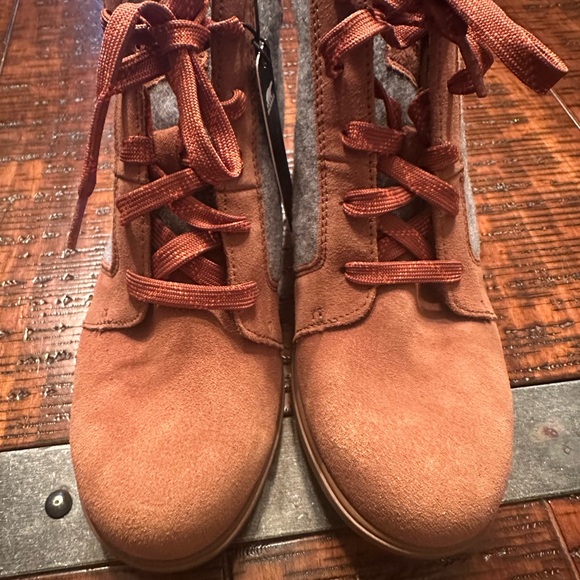 NWOB Sorel Wedge Ankle Boots in Tan and Gray - Picture 2 of 2
